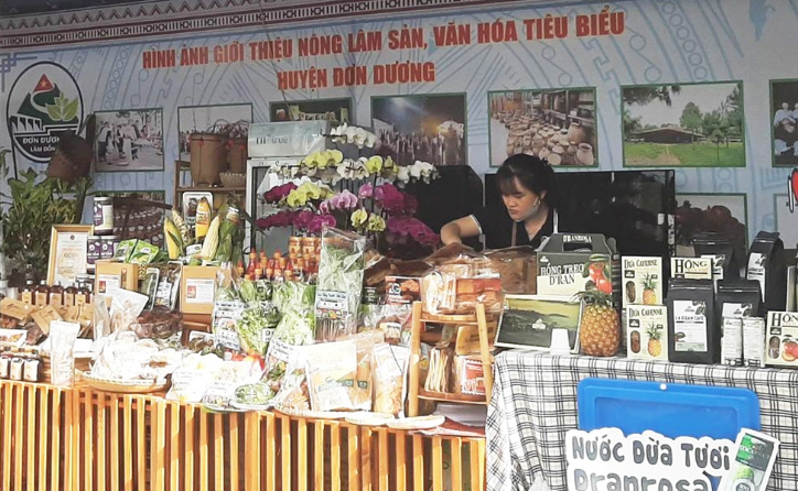 Các huyện của tỉnh Lâm Đồng đang bày bán sản phẩm nông sản đặc trưng của địa phương