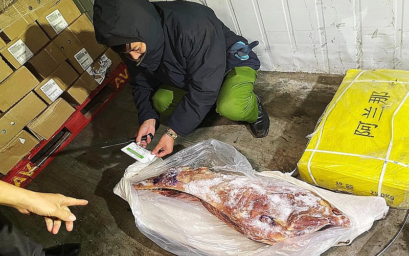 Lực lượng chức năng đang kiểm tra kho hàng gần 90 tấn các loại thực phẩm đông lạnh đã hết hạn tới 2 năm