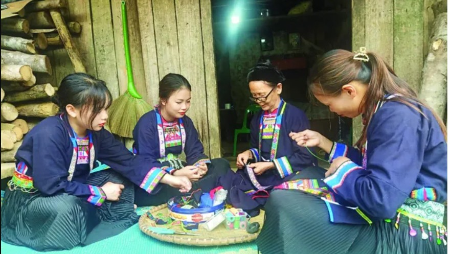 Cao Bằng: Tích cực bảo tồn, gìn giữ trang phục dân tộc Mông đen