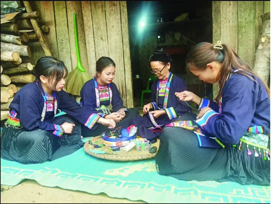 Phụ nữ dân tộc Mông đen ngày nay vẫn tự thêu hoa văn trên trang phục của mình (Ảnh: Báo Cao Bằng).
