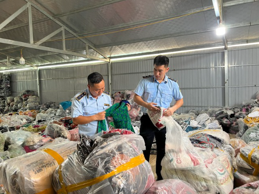 Một tổng kho bán buôn, bán lẻ các mặt hàng thời trang, gia dụng, hóa mỹ phẩm, thực phẩm chức năng lớn nhất trên địa bàn tỉnh Tuyên Quang vừa được kiểm tra.