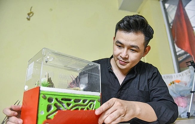 9X ở Hà Nội sở hữu đàn kiến cảnh khủng, thu về 30 triệu đồng/tháng.