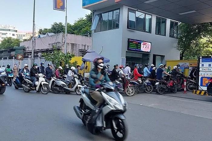Dòng người xếp hàng mua xăng giữa trưa nắng ở Hà Nội.