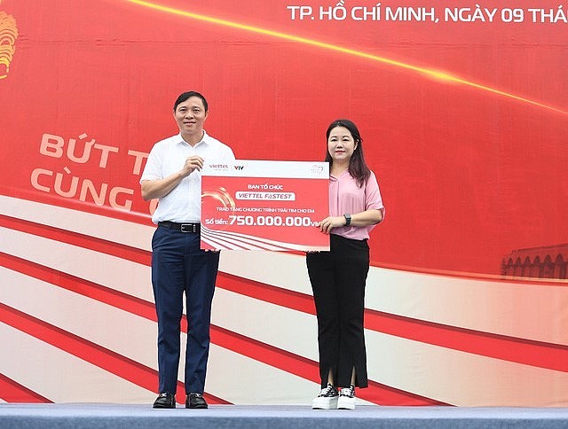 Ông Nguyễn Quang Lập- Phó Tổng Giám đốc Viettel Telecom trao tặng 750 triệu đồng ủng hộ Chương trình Trái tim cho em
