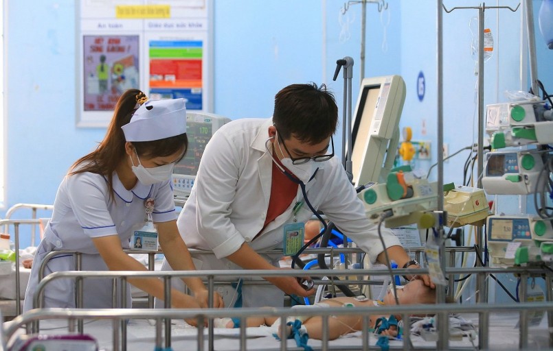 Chăm sóc trẻ em bị sốt xuất huyết tại Hà Nội (Ảnh minh họa).