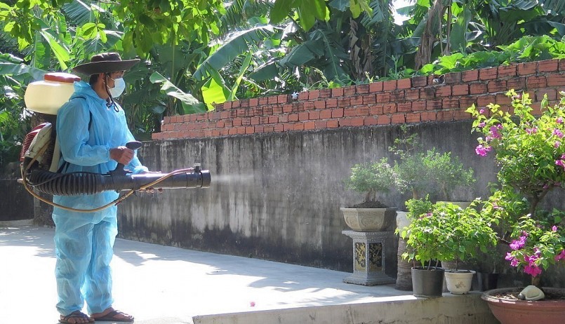 Các địa phương tại Hà Nội phun thuốc diện muỗi để phòng sốt xuất huyết.