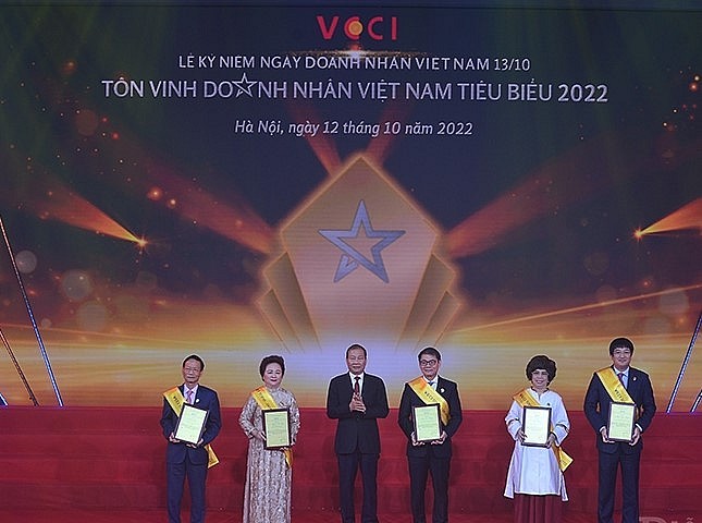 VCCI tôn vinh 6 doanh nhân có thành tích xuất sắc trong công tác phòng chống dịch tại Việt Nam.