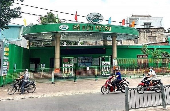 Một cây xăng trên đường Huỳnh Văn Lũy, thành phố Thủ Dầu Một, tỉnh Bình Dương kéo hàng rào nghỉ bán trong ngày 10/10/2022. (Ảnh: TTXVN)