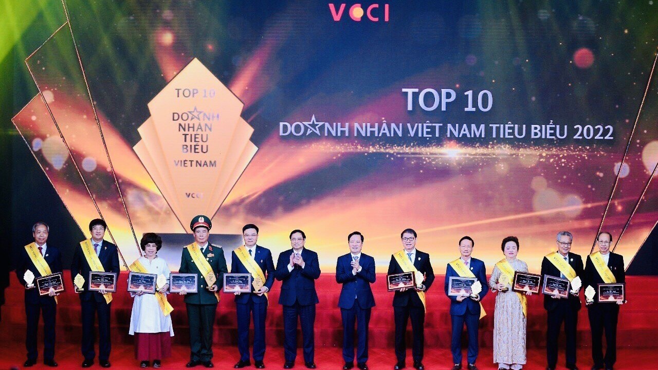 Tôn vinh Top 10 doanh nhân Việt Nam tiêu biểu năm 2022