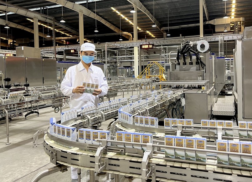 Các nhà máy sản xuất sữa tươi Vinamilk Green Farm tuân thủ nghiêm ngặt các quy định về an toàn thực phẩm và bảo vệ môi trường