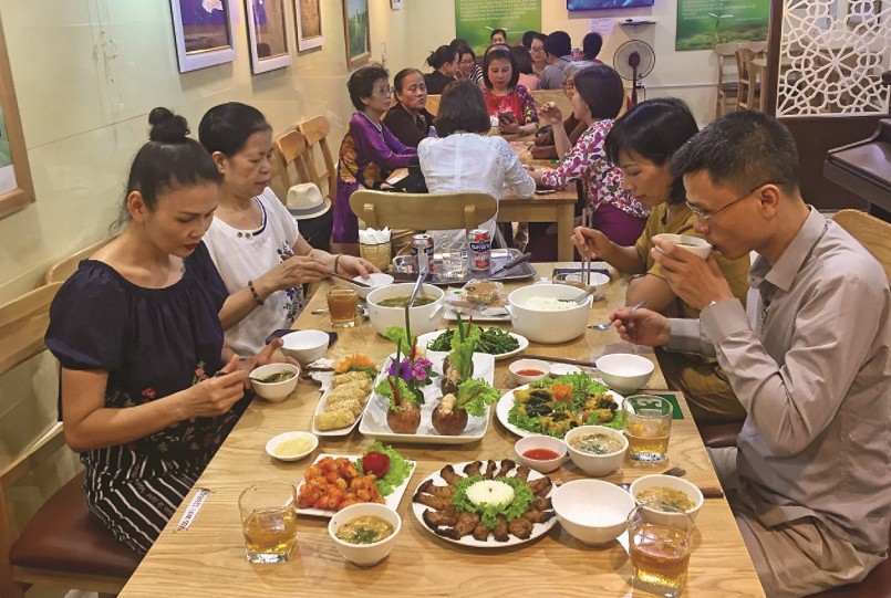 Thực khách dùng đồ chay tại một quán ăn trên đường Âu Cơ (Tây Hồ, Hà Nội) - (Ảnh minh họa).