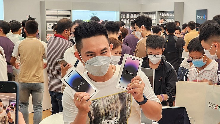 iPhone 14 mở bán tại Việt Nam: Fan của “táo” mất ăn mất ngủ chờ “đập hộp”