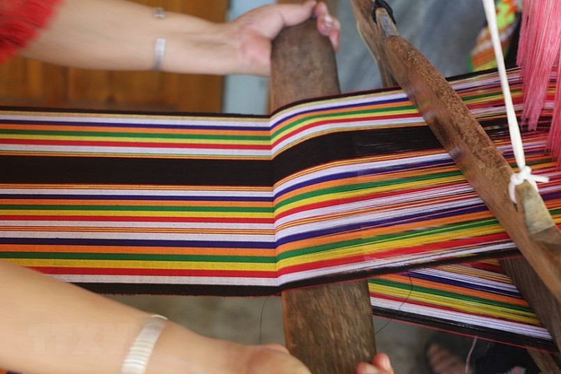 Những sản phẩm thổ cẩm được làm ra từ đôi bàn tay khéo léo của phụ nữ Thái, huyện miền núi Tân Kỳ, có sức hút kỳ lạ đối với các du khách tham quan và nghỉ dưỡng ở các địa điểm du lịch