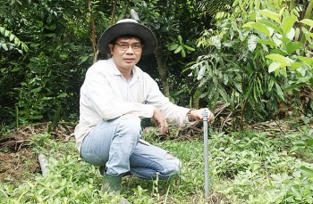 Kỳ lạ với chiếc máy tưới đa năng của anh nông dân Đồng Tháp