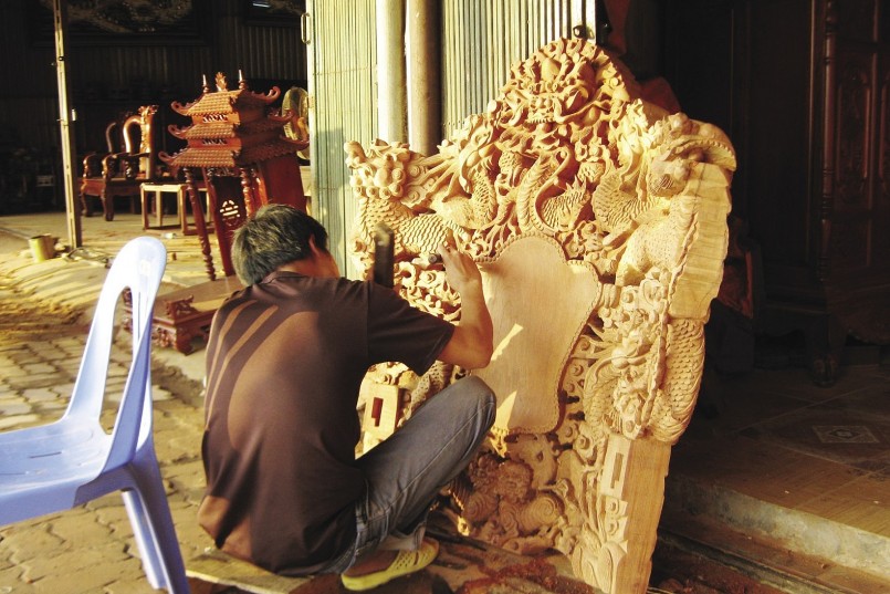 Làng nghề gỗ Đồng Kỵ đang từng bước thay đổi, phải chuyển hướng sản xuất.