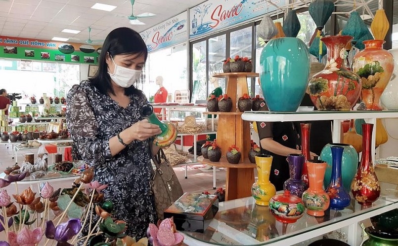 Người tiêu dùng mua sản phẩm OCOP tại huyện Thường Tín
