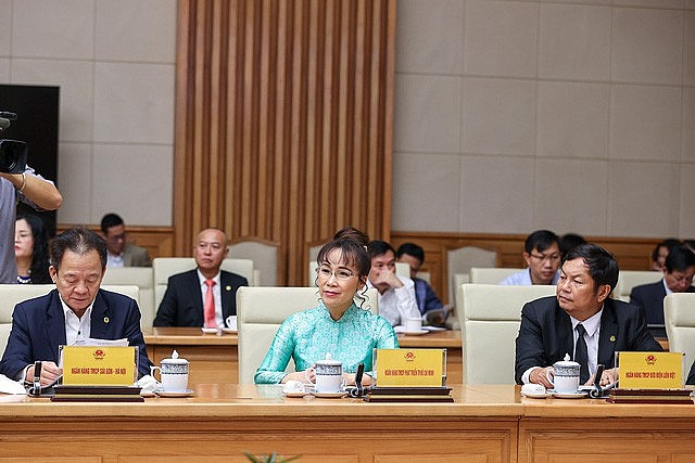 Gần 70 đại biểu là chủ tịch, tổng giám đốc các ngân hàng thương mại đang hoạt động tại Việt Nam dự cuộc gặp mặt với Thủ tướng