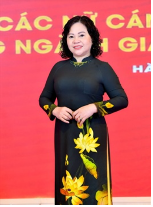 Bà Ngô Thị Minh, Thứ trưởng Bộ GD&ĐT trong buổi ra mắt mẫu áo dài biểu trưng của Nhà giáo Việt Nam