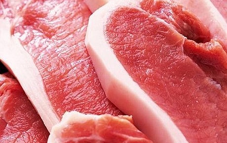 Thịt tươi thường có màu đỏ, có thể có ánh kim loại do chứa sắt. 
