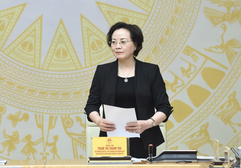 Bộ trưởng Bộ Nội vụ Phạm Thị Thanh Trà báo cáo tại phiên họp. Ảnh: VGP