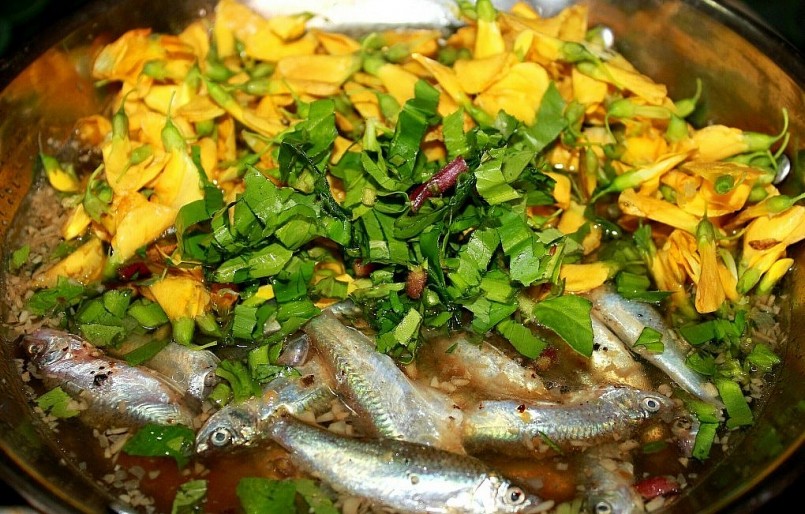 Lẩu cá linh điên điển là món ăn đặc trưng mùa nước nổi ở Sa Đéc .