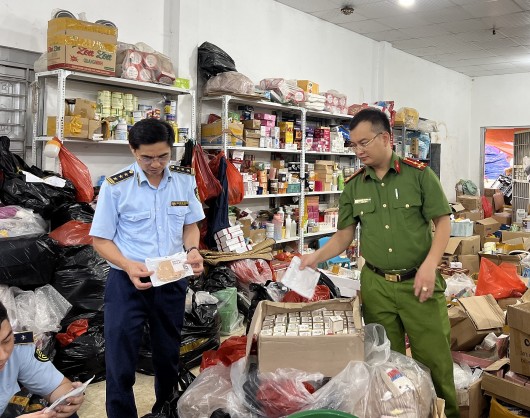 Triệt phá tổng kho hàng giả lớn nhất Tuyên Quang, bán online hàng nghìn sản phẩm