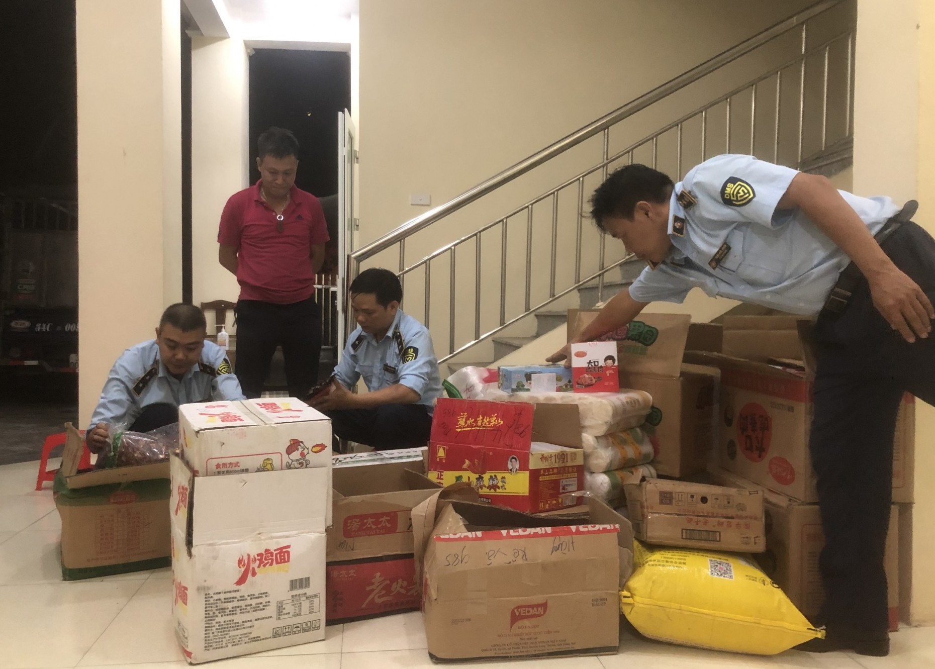 Hà Giang: Phát hiện 1.557 sản phẩm nhập lậu đang lưu thông qua huyện Vị Xuyên