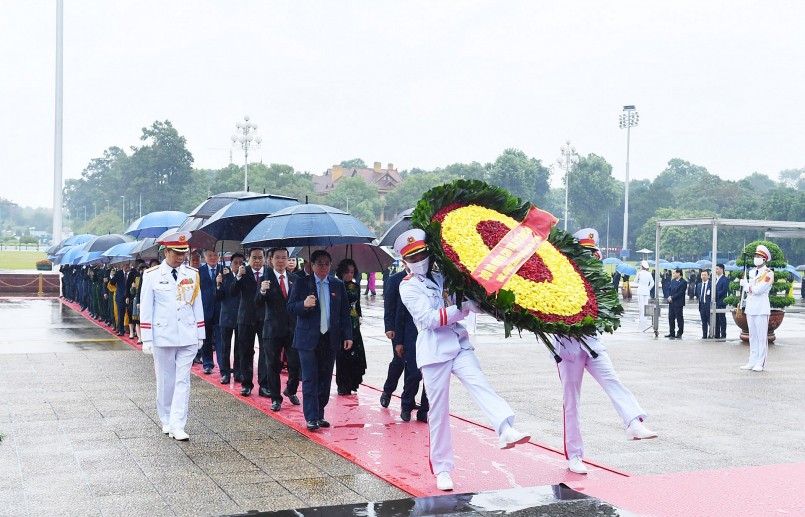 Các đồng chí lãnh đạo Đảng, Nhà nước, Quốc hội, Mặt trận Tổ quốc Việt Nam, các đại biểu Quốc hội đã đặt vòng hoa và vào Lăng viếng Chủ tịch Hồ Chí Minh.