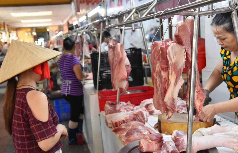 Giá thịt heo trong nước hôm nay tăng giảm thất thường.