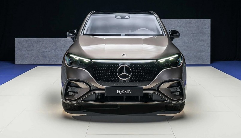 Đến với Paris Motor Show 2022, Mercedes-Benz đã giới thiệu mẫu SUV chạy điện EQE 2023.
