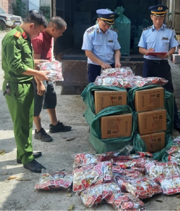 Lạng Sơn: Phát hiện hàng ngàn túi chân gà không rõ nguồn gốc
