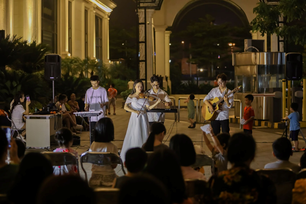 Với chủ đề “Giai điệu mùa Thu 2022”, chuỗi minishow vào mỗi dịp cuối tuần tại các dự án đang vận hành của Sunshine tại Hà Nội đã mang đến cho cư dân một trải nghiệm mới đậm chất riêng lịch lãm với hoà tấu nhạc cổ điển, trình diễn nghệ thuật truyền thống…