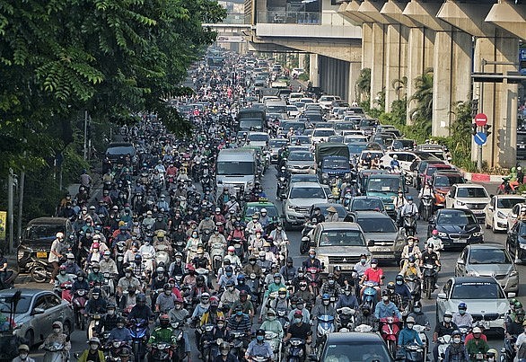 Biết là tắc đường, biết là đang phải gánh nhiều loại thuế, phí nhưng người dân vẫn phải ra đường.