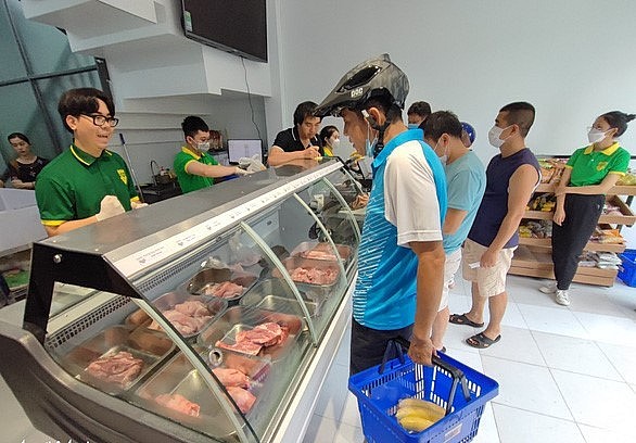Chiều 18-9, khách xếp hàng chờ mua thịt heo ăn chuối tại cửa hàng Bapi Food đầu tiên ở TP.HCM.