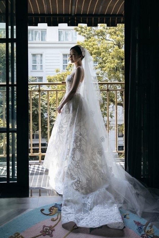 Cận cảnh chiếc váy cưới nửa tỷ đồng của Hoa hậu Đỗ Mỹ Linh diện trong ngày trọng đại