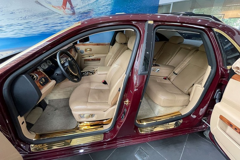 Chiếc xe Rolls-Royce Ghost mạ vàng đang được lưu giữ ở cửa hàng bán xe tư nhân Sơn Tùng Auto (Hà Nội)