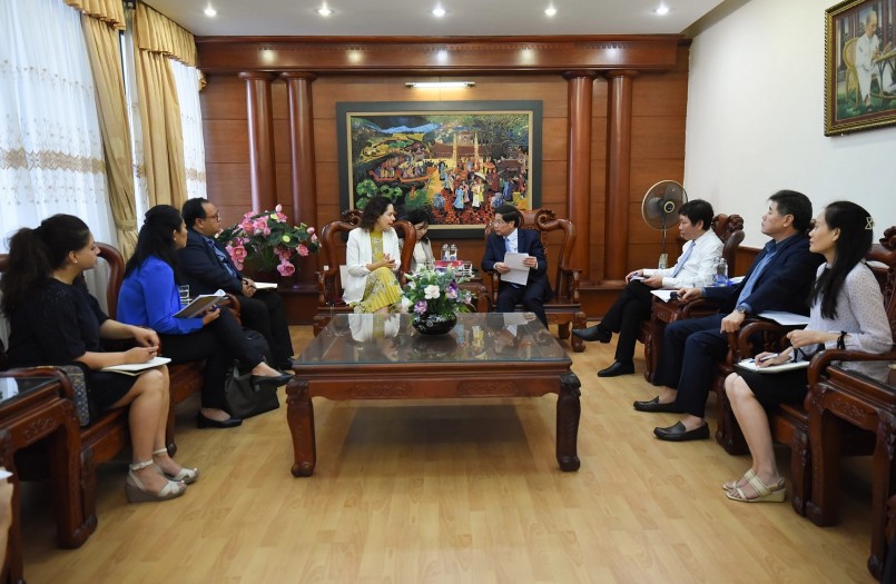 Thứ trưởng Bộ NN-PTNT Lê Quốc Doanh trao đổi với bà Monica Bauer, Phó Chủ tịch đối ngoại Tập đoàn PepsiCo.