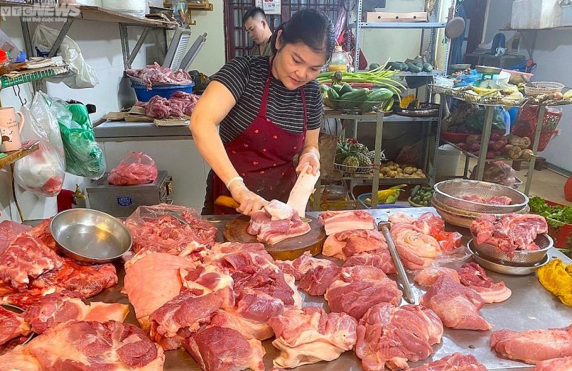 Tại nhiều địa phương giá heo hơi giảm 3.000 đồng/kg, tuy nhiên giá thịt tại chợ vẫn ổn định.