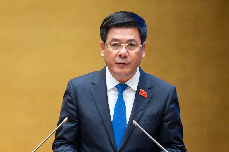 Bộ trưởng Bộ Công Thương Nguyễn Hồng Diên trình bày Tờ trình về dự án Luật Bảo vệ quyền lợi người tiêu dùng (sửa đổi)