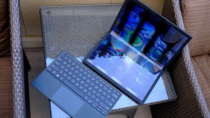 Asus Zenbook 17 Fold OLED: Chiếc máy tính cỡ lớn có thể gập lại