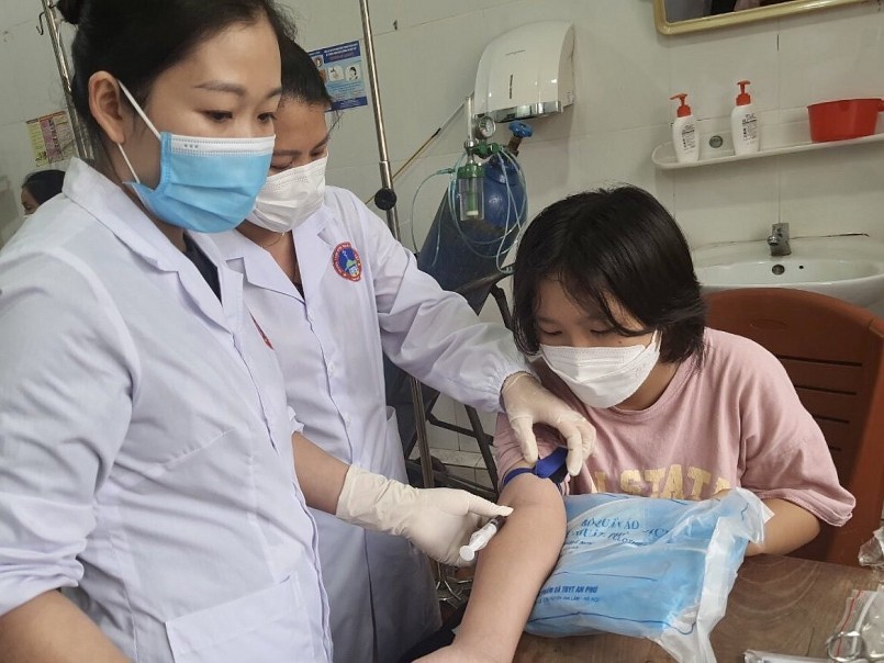 CDC tỉnh Bắc Kạn lấy mẫu xét nghiệm cho bệnh nhi tại khoa Nhi, Trung tâm Y tế huyện Chợ Đồn.