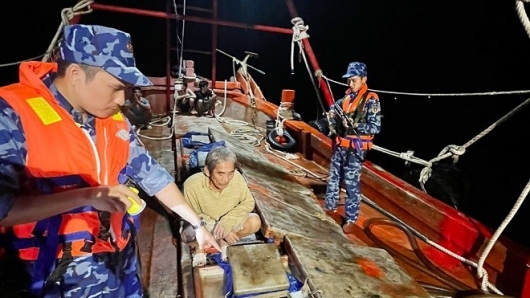 Bắt giữ hai tàu vận chuyển lượng lớn dầu DO trái phép