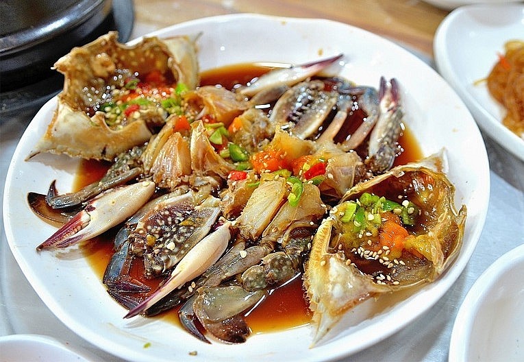 món ăn này được làm từ cua sống ngâm nước sốt có vị cay và ngọt của ớt bột xay cùng lê Hàn Quốc.