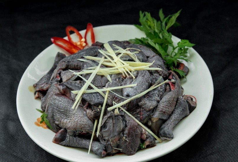 Gà Mông đen đặc sản cho chất lượng thịt chắc và thơm ngon. Ảnh minh họa.