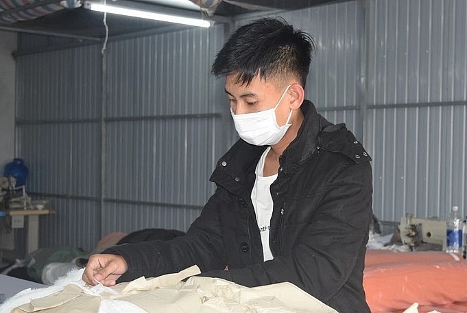 Chàng trai trẻ Nguyễn Thanh Hải tại xưởng may của mình (Ảnh: Tiến Thành).