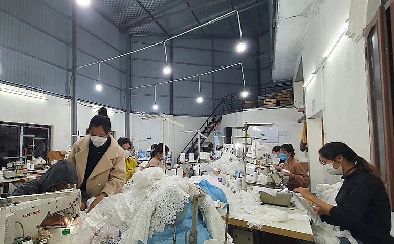 Hiện tại, xưởng may của vợ chồng anh Hải chủ yếu nhận may theo đơn đặt hàng các loại quần áo cho các công ty sản xuất hàng xuất khẩu (Ảnh: Tiến Thành).