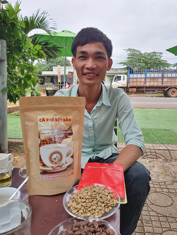 Những hạt cà phê hữu cơ do anh Ngọc sản xuất sẽ đem phục vụ cho quán cà phê