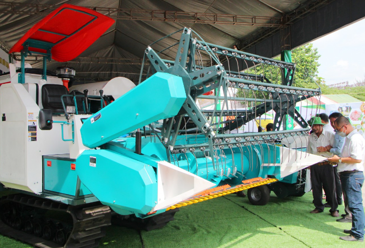 Các máy móc hiện đại phục vụ sản xuất nông nghiệp trưng bày tại hội chợ.