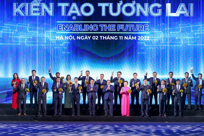 Thủ tướng Phạm Minh Chính trao biểu trưng vinh danh các doanh nghiệp có sản phẩm đạt Thương hiệu quốc gia Việt Nam năm 2022 - Ảnh: VGP