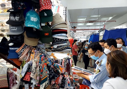 Phát hiện hàng nghìn sản phẩm giả mạo các nhãn hiệu nổi tiếng ở Saigon Square